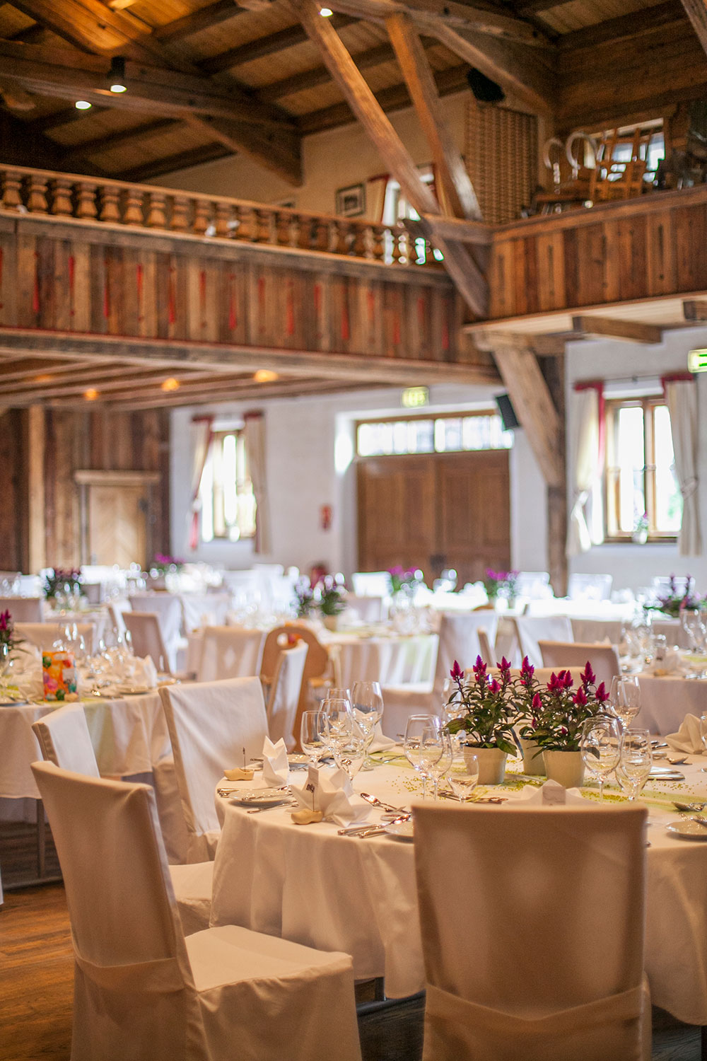 Hochzeitslocation: Milser Stadl mit runden Tischen - Alpenrast Tyrol