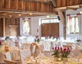 Hochzeit: Milser Stadl mit runden Tischen - Alpenrast Tyrol