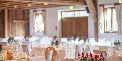 Hochzeit - nächstes Hotel - Tirol - Milser Stadl mit runden Tischen - Alpenrast Tyrol