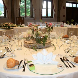 Hochzeit: Milser Stadl, runde Tische, Blick auf die Hochzeitstafel - Alpenrast Tyrol