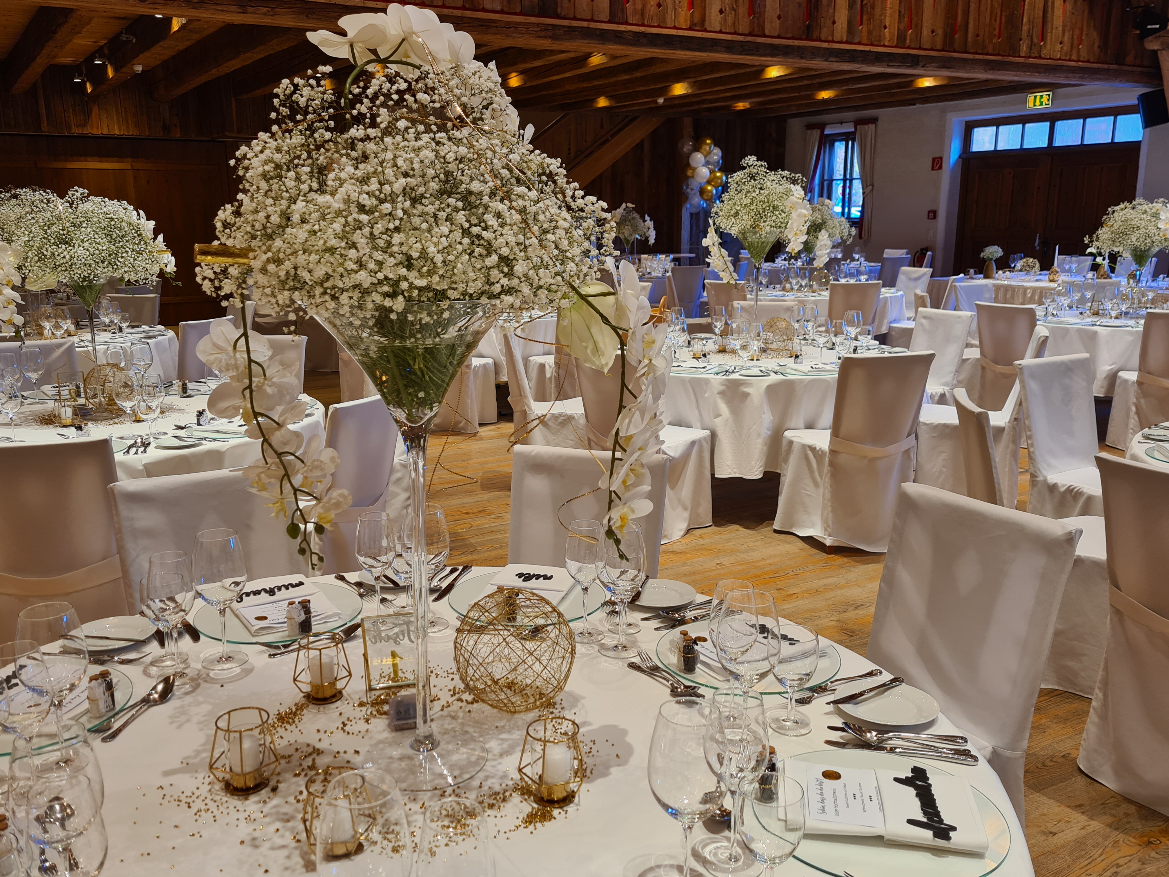Hochzeitslocation: Milser Stadl, runde Tische Deko-Beispiel - Alpenrast Tyrol