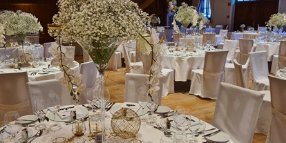 Hochzeit - nächstes Hotel - Tirol - Milser Stadl, runde Tische Deko-Beispiel - Alpenrast Tyrol