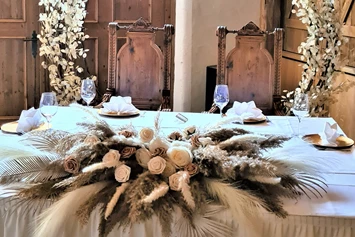 Hochzeit: Milser Stadl, kleine Hochzeitstafel (Sweetheart-Table) - Alpenrast Tyrol