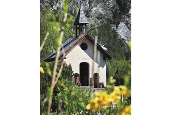 Hochzeit: Trofana Tyrol Kapelle zum heilige Christophorus, inmitten der Grünanlage - Alpenrast Tyrol
