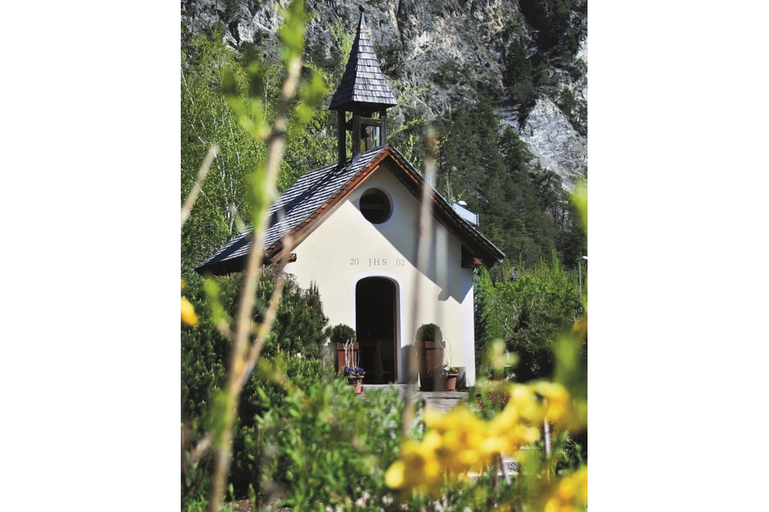 Hochzeit: Trofana Tyrol Kapelle zum heilige Christophorus, inmitten der Grünanlage - Alpenrast Tyrol