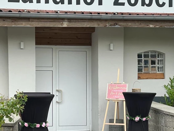 Hochzeitslocation: Eingang Location  - Landhof Zobel