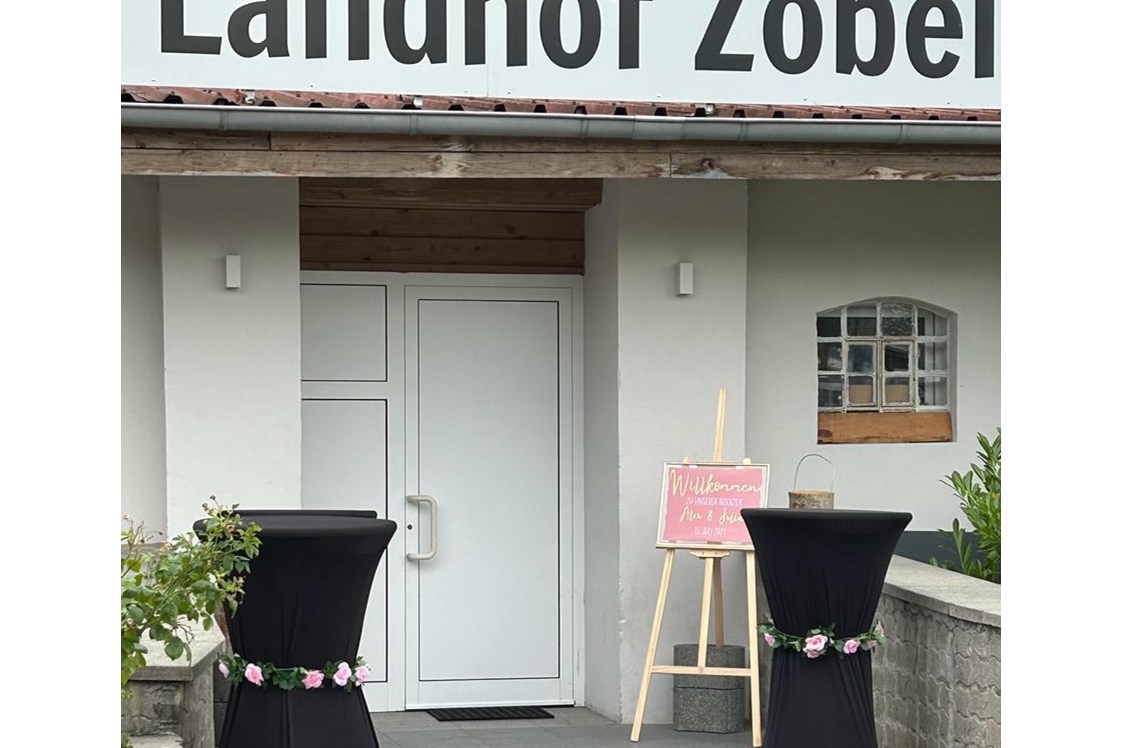 Hochzeit: Eingang Location  - Landhof Zobel