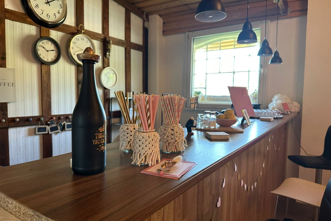 Hochzeitslocation: Vorraum mit Bar - Landhof Zobel