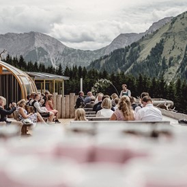 Hochzeit: Die Terrasse des VIEW bietet die ideale Kulisse für eine Trauung in Tirols Bergen. - Das View - the Pop-Up