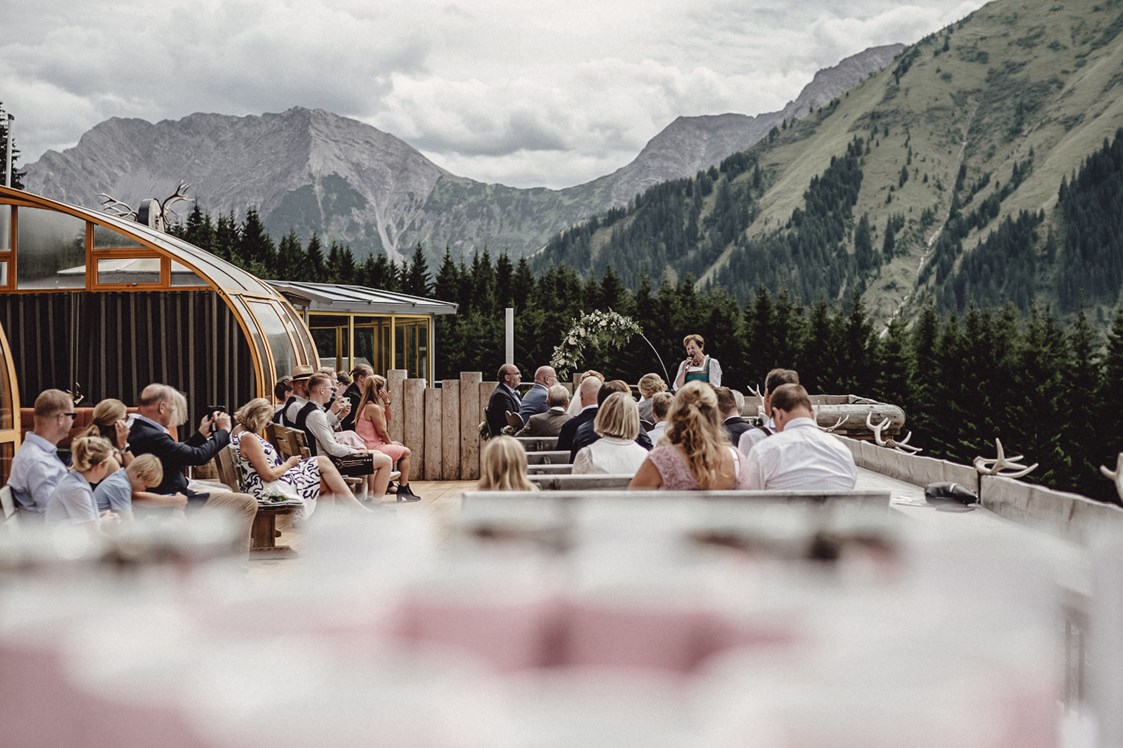 Hochzeit: Die Terrasse des VIEW bietet die ideale Kulisse für eine Trauung in Tirols Bergen. - Das View - the Pop-Up