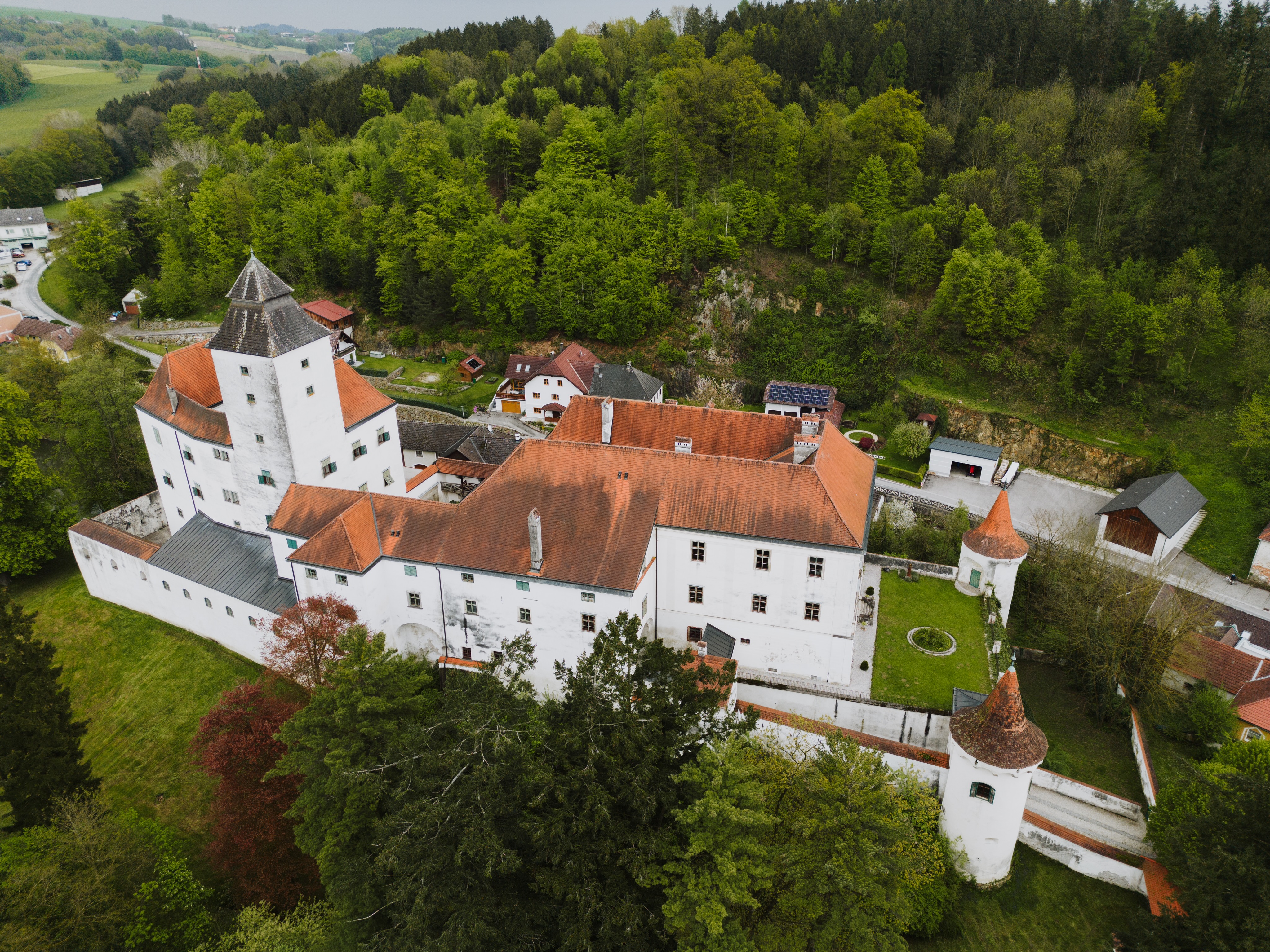 Bruiloft - Wallsee - Luftaufnahme des Schloss Seisenegg. - Schloss Seisenegg