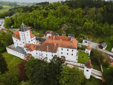 Hochzeit: Luftaufnahme des Schloss Seisenegg. - Schloss Seisenegg