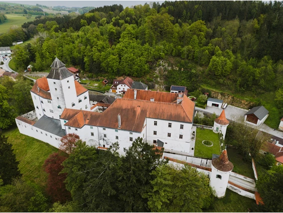 Hochzeit: Luftaufnahme des Schloss Seisenegg. - Schloss Seisenegg