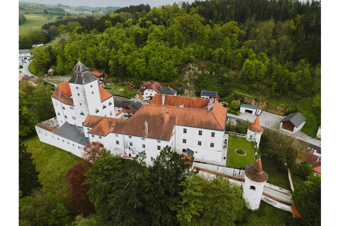 Hochzeit: Luftaufnahme des Schloss Seisenegg. - Schloss Seisenegg
