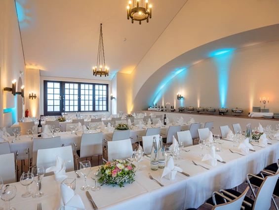 Hochzeit: Gedeckte Tische mit Gesteck - Französischer Dom und Restaurant Hugo & Notte