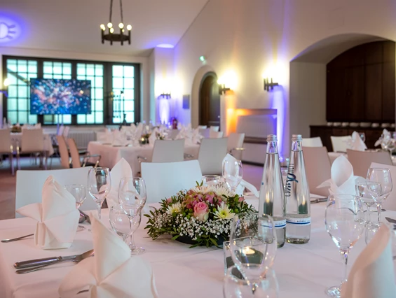 Hochzeit: Gedeckte Tische mit Gesteck - Französischer Dom und Restaurant Hugo & Notte