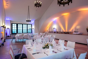 Hochzeit: Gedeckte Tische mit Gesteck und Stimmungslichtern - Französischer Dom und Restaurant Hugo & Notte