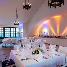 Hochzeit: Gedeckte Tische mit Gesteck und Stimmungslichtern - Französischer Dom und Restaurant Hugo & Notte