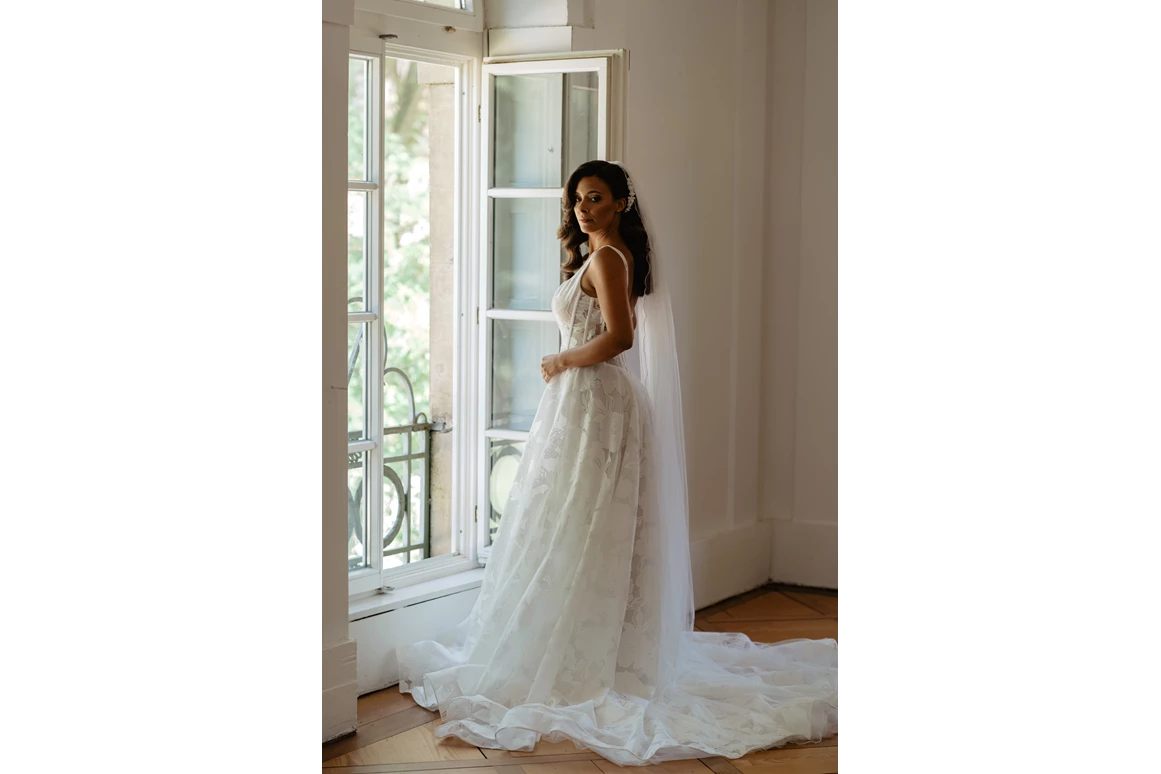 Hochzeitslocation: Braut am Fenster des Kaminzimmers im Schlossgut Lautenbach  - Schlossgut Lautenbach