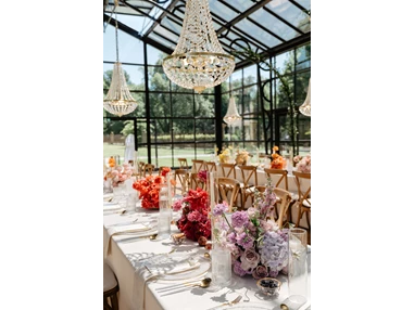 Hochzeitslocation: Die Orangerie von innen bei einer Sommerhochzeit auf dem Schlossgut Lautenbach. - Schlossgut Lautenbach
