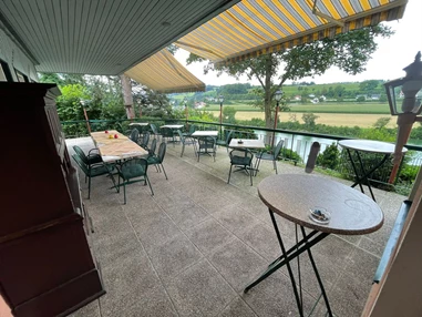 Hochzeitslocation: Die See-Terrasse mit Blick auf die Enns. - Wedding by the Lake ****