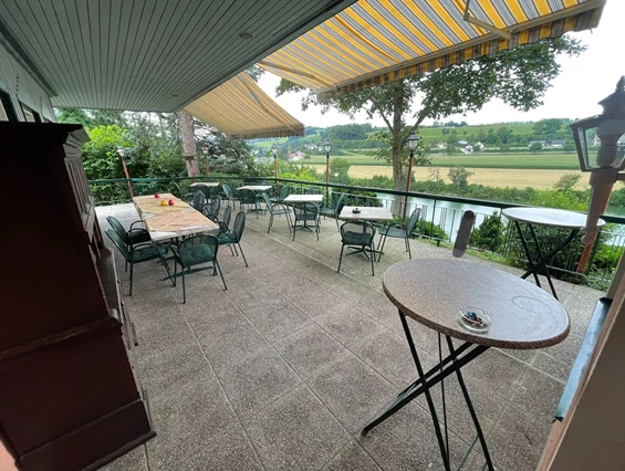 Hochzeitslocation: Die See-Terrasse mit Blick auf die Enns. - Wedding by the Lake ****