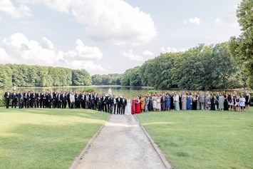 Hochzeit: Hochzeitsgesellschaft - Foto vorm See - Club Astoria
