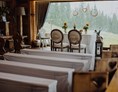 Hochzeit: Eine Indoor-Trauung vor einem riesigen Panoramablick. - TIERGARTEN ALM
