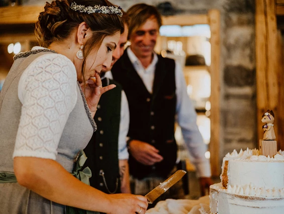 Hochzeit: Hochzeitstortenanschnitt auf der Tiergartenalm. - TIERGARTEN ALM
