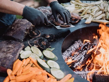 Hochzeitslocation: Grillbuffet für eure Gartenhochzeit in der DINZLER Kaffeerösterei. - DINZLER Kaffeerösterei