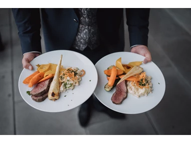 Hochzeitslocation: Grillbuffet für eure Gartenhochzeit in der DINZLER Kaffeerösterei. - DINZLER Kaffeerösterei