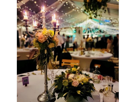 Hochzeitslocation: Tischdeko-Blumen-Kerzen-abends - Eventsaal Bad Harzburg