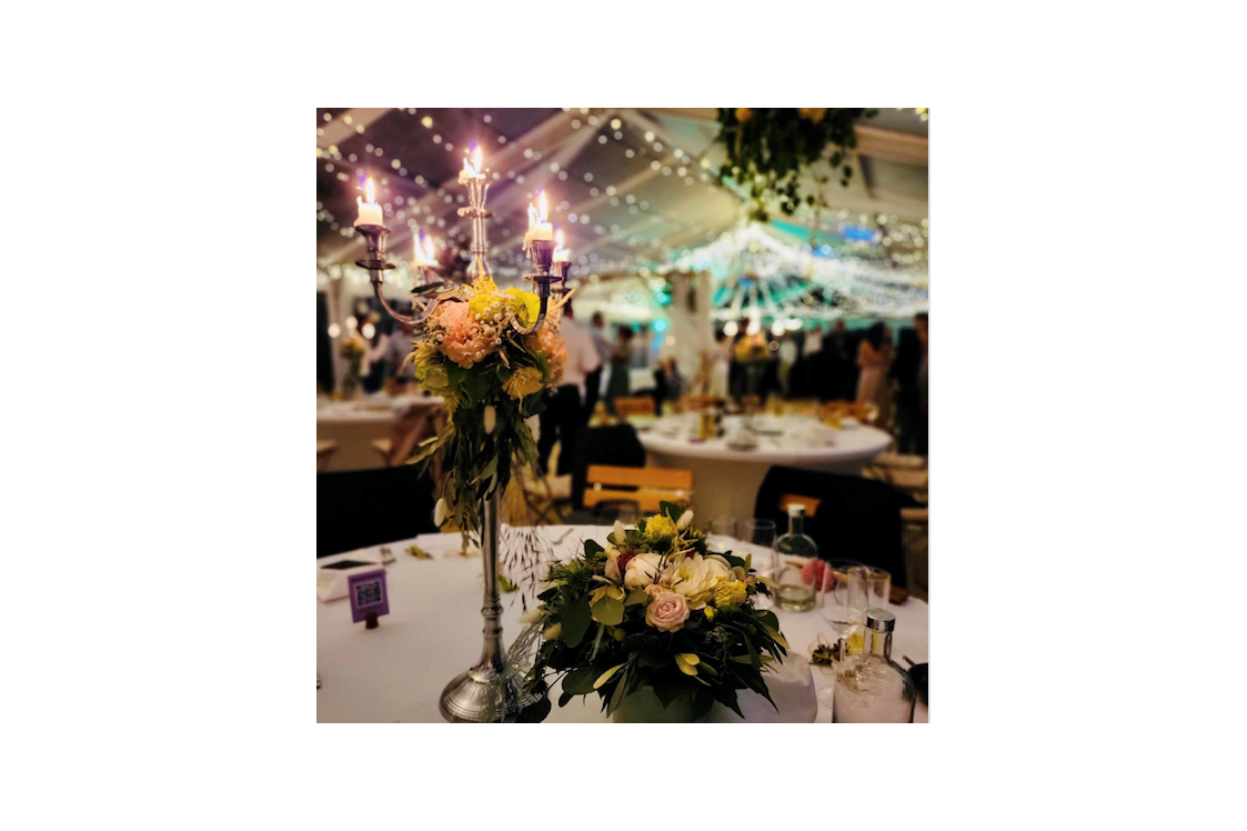 Hochzeit: Tischdeko-Blumen-Kerzen-abends - Eventsaal Bad Harzburg
