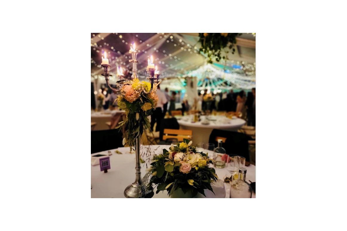 Hochzeitslocation: Tischdeko-Blumen-Kerzen-abends - Eventsaal Bad Harzburg