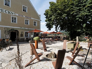 Hochzeit: Der Vorplatz der Brauerei Gasthof Eck in Bayern. - Brauerei Gasthof Eck