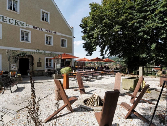 Hochzeit: Der Vorplatz der Brauerei Gasthof Eck in Bayern. - Brauerei Gasthof Eck