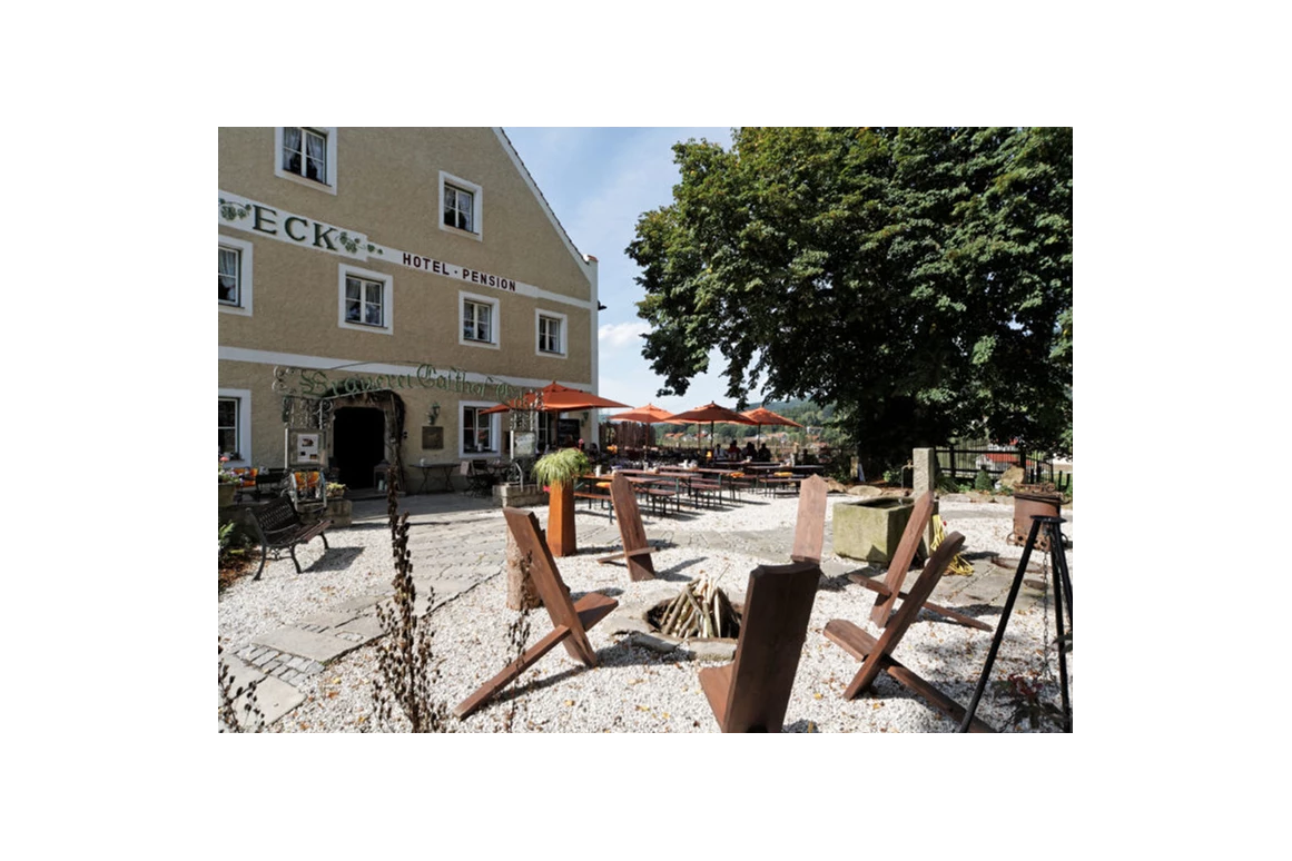 Hochzeit: Der Vorplatz der Brauerei Gasthof Eck in Bayern. - Brauerei Gasthof Eck