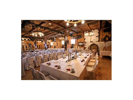 Hochzeit: Der Stadl bietet Platz für bis zu 300 Hochzeitsgäste. - Brauerei Gasthof Eck