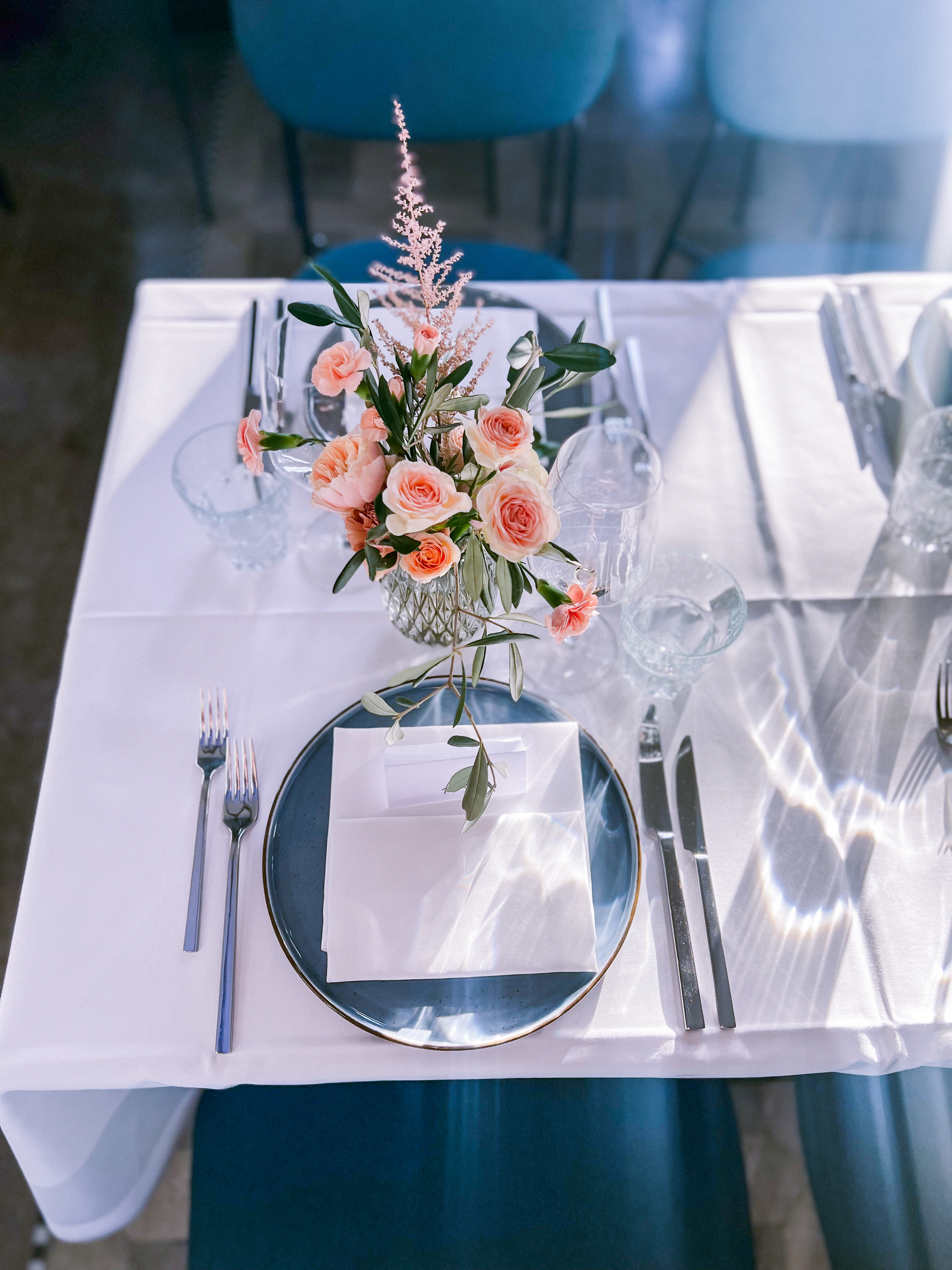 Hochzeitslocation: Dekorierte Hochzeitstafel - Hochzeitslocation am Wasser in Berlin-Mitte | Konstantin im Hamburger Bahnhof