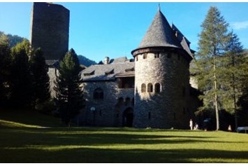 Hochzeit: Burg Finstergrün liegt inmitten der wunderschönen Lungauer Bergwelt und bietet viel Freiraum für Ihre Ideen! - Burg Finstergrün