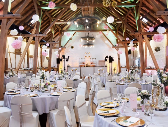 Hochzeitslocation: Unsere Tenne bietet Platz für bis zu 170 Personen. - Landgut Halsberg