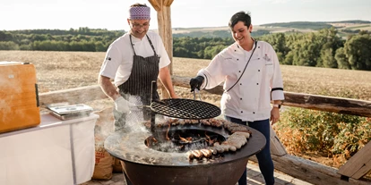 Hochzeit - Roigheim - Besonders beliebt: Unser BBQ-Buffet im Freien.  - Landgut Halsberg