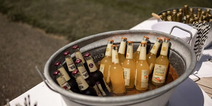 Hochzeit - Roigheim - Eine Auswahl an verschiedenen Limonaden, Pils, Radler und Mineralwasser aus der mit Eiswürfeln gefüllten Zinkwanne zum Empfang. - Landgut Halsberg