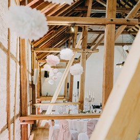 Hochzeit: Hohe Decken, alte Balken und Steinwände, kombiniert mit einer modernen Innenausstattung geben dem Raum etwas ganz Besonderes. - Landgut Halsberg 