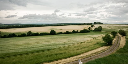 Hochzeit - Roigheim - Umgeben von Feldern, Wiesen, Seen und Wäldern lädt die Tenne des Landgutes Halsberg zum feiern geradezu ein. - Landgut Halsberg