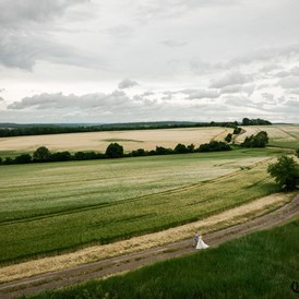Hochzeit: Umgeben von Feldern, Wiesen, Seen und Wäldern lädt die Tenne des Landgutes Halsberg zum feiern geradezu ein. - Landgut Halsberg 
