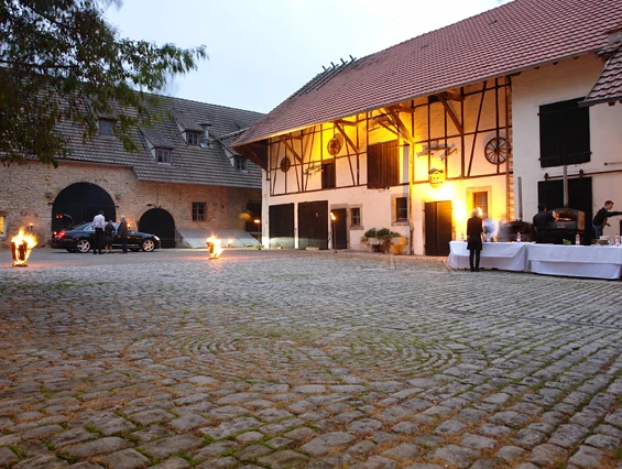 Hochzeitslocation: Bei schlechtem Wetter kann die Trauung alternativ in den Innenbereich gelegt werden. - Landgut Halsberg