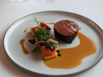 Hochzeit - Umgebung: mit Seeblick - Kulinarik wird am BAD/SAAG groß geschrieben. Verwöhnt euch und eure Hochzeitsgäste mit regionalen und saisonalen Köstlichkeiten. - BAD/SAAG  DIREKT AM WÖRTHERSEE - RESTAURANT & CLUB