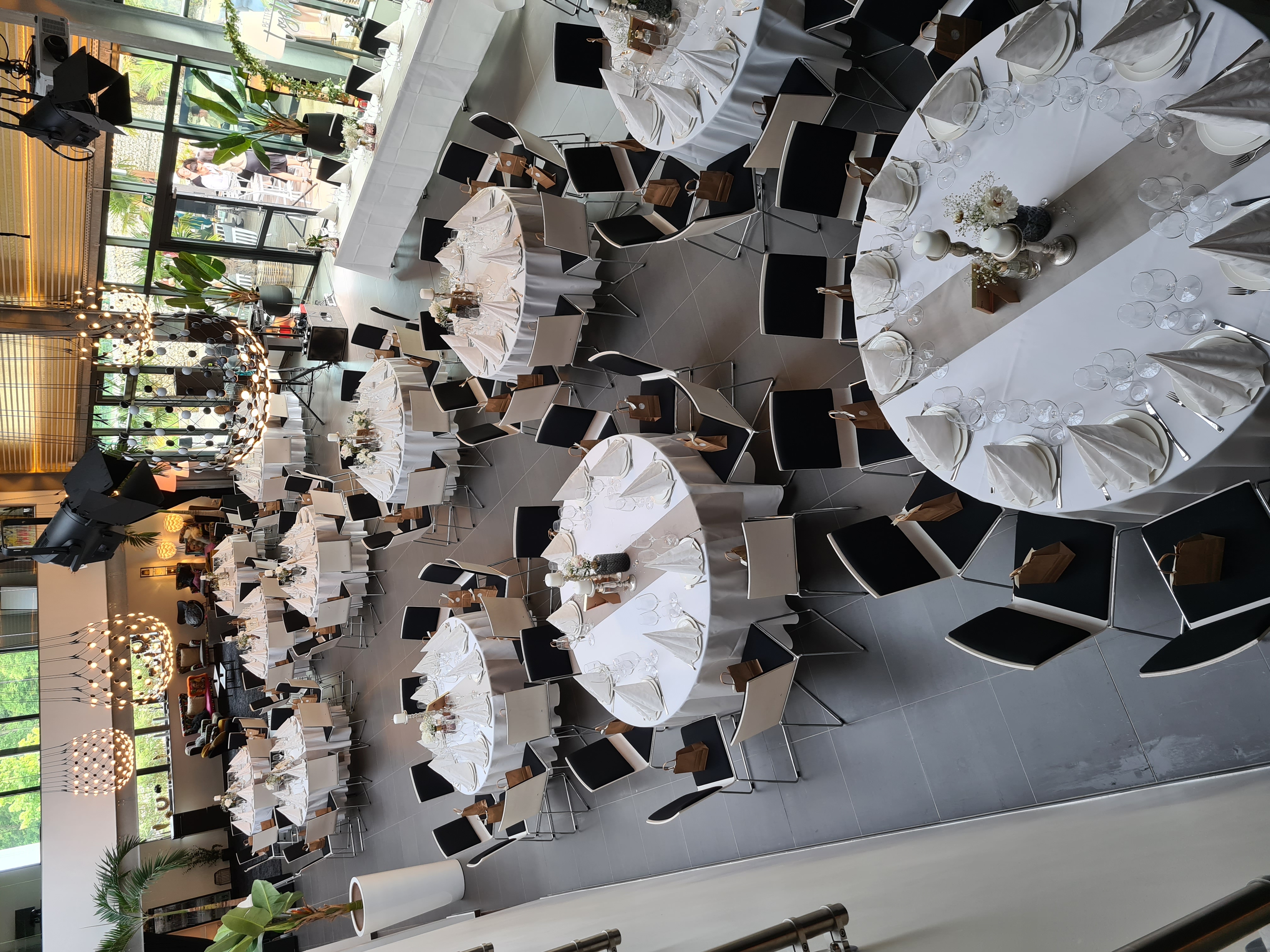 Bruiloft - Eltville am Rhein - Die Hochzeitslocation BOTANICAL mit großen, runden Tischen für eure Hochzeit. - Hochzeits- und Eventlocation BOTANICAL