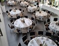 Hochzeit: Die Hochzeitslocation BOTANICAL mit großen, runden Tischen für eure Hochzeit. - Hochzeits- und Eventlocation BOTANICAL